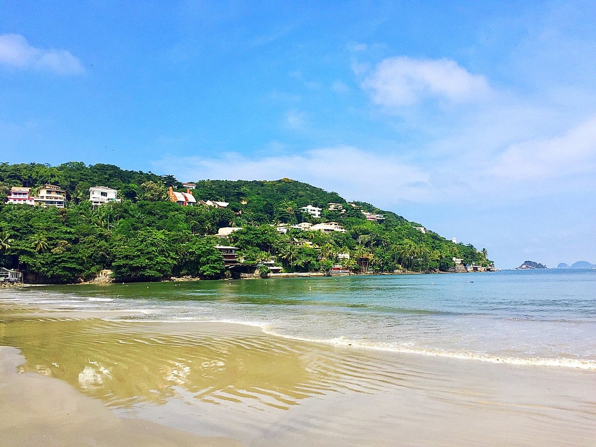 Praia da Enseada no Guarujá: O destino perfeito para relaxar e aproveitar a natureza