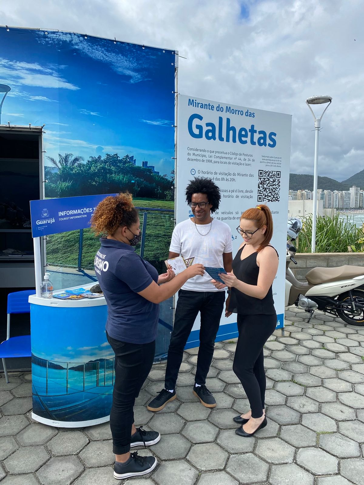Guarujá capacita estagiários para aprimorar atendimento aos turistas com programa inovador