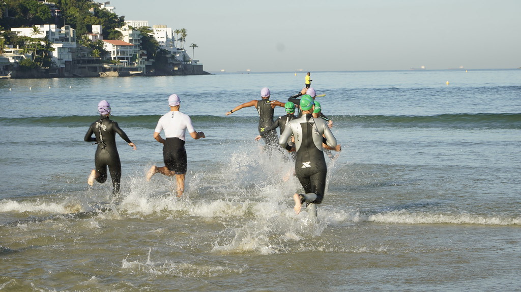 18º Sprint Triathlon Santa Cecília TV agita a orla da Enseada com desafio de resistência e superação em Guarujá