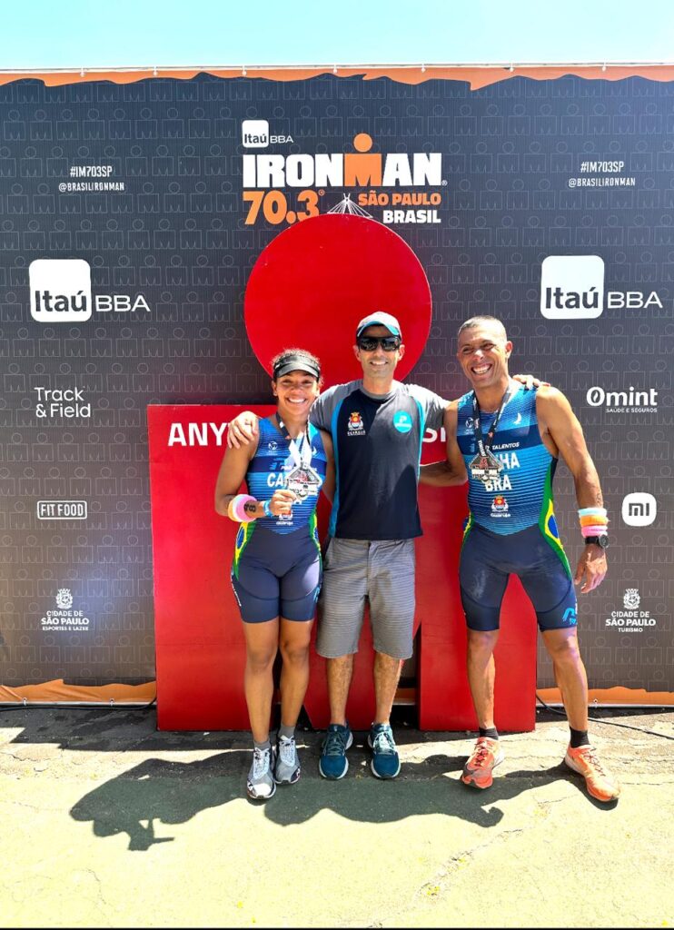 Triatletas de Guarujá garantem vaga no Mundial de IRONMAN 70.3 e representam o Brasil na Espanha