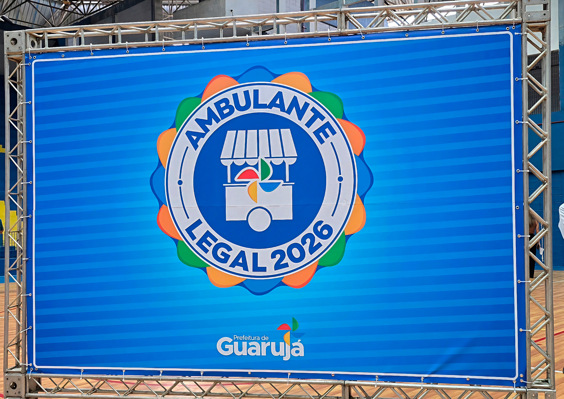 Prefeitura de Guarujá conclui entrega de certificados e selos do Programa “Ambulante Legal” com 1.030 capacitados