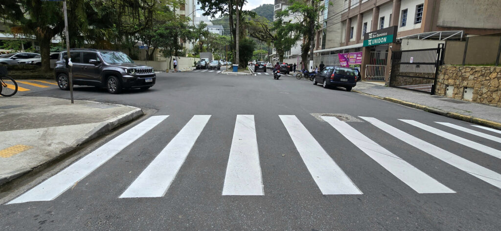 Guarujá reforça segurança viária com nova sinalização no Centro e no bairro das Astúrias