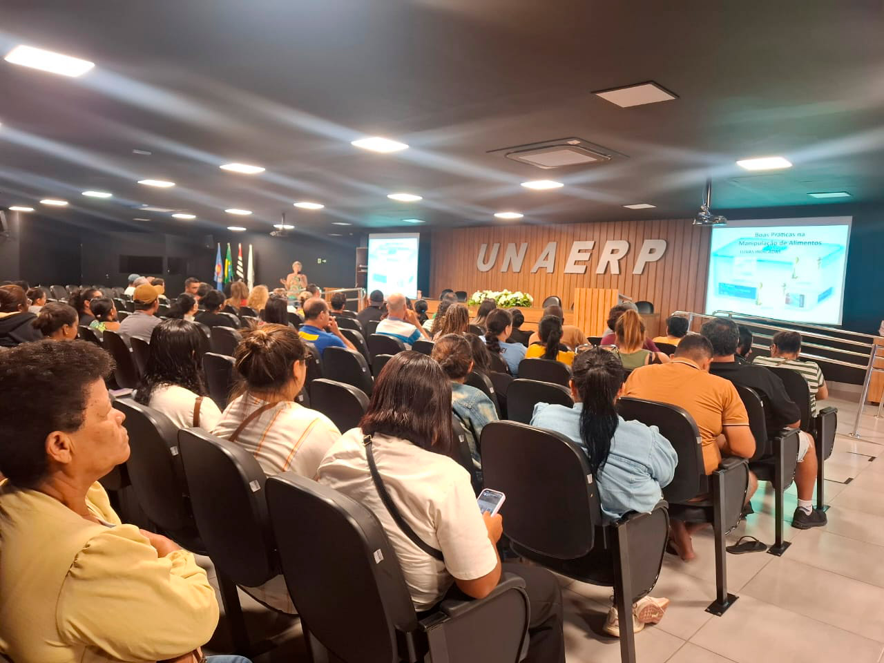 Guarujá promove curso de boas práticas e reforça preparação dos ambulantes para a temporada de verão