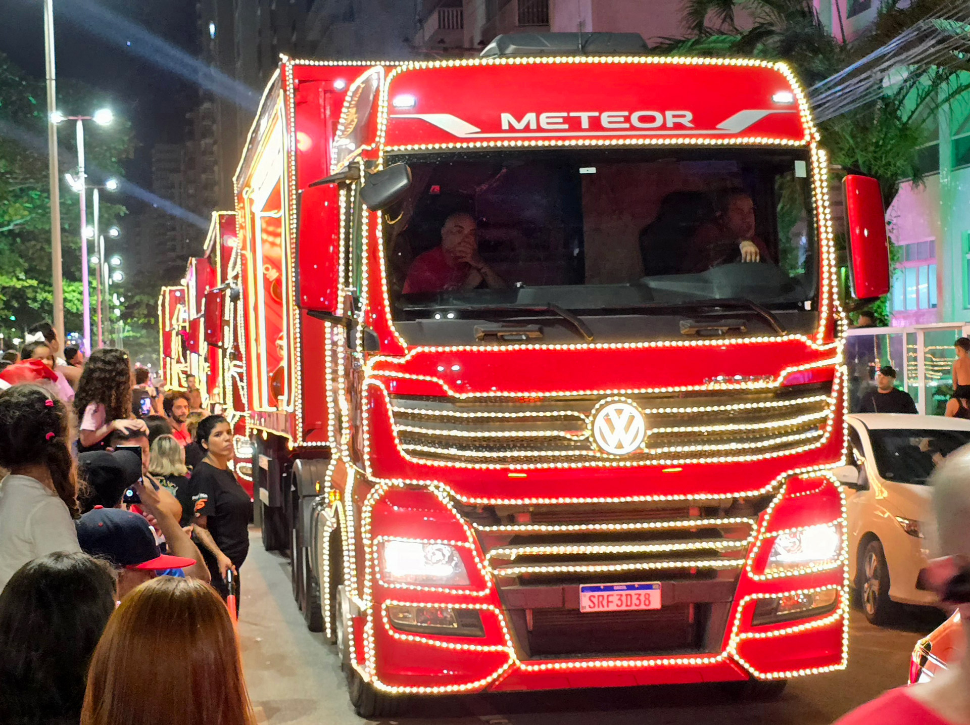Guarujá reúne quase 35 mil pessoas na emocionante Caravana de Natal da Coca-Cola e abre oficialmente as festividades de fim de ano